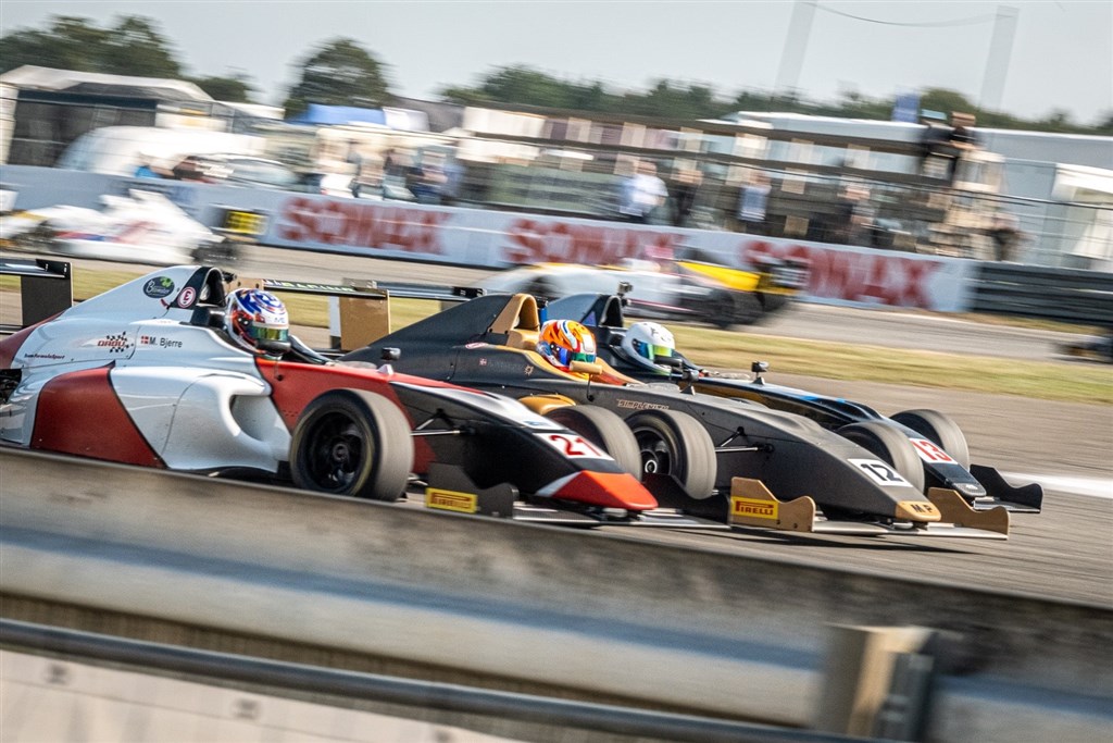 Theodor Jensen dominerede Formel 4 ved Night Race
(Foto: Grippo)